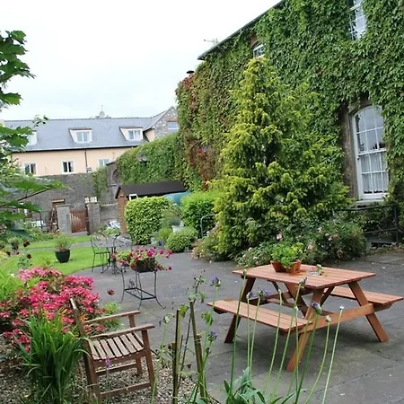 فندق Deebert House 3*