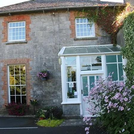 فندق Deebert House