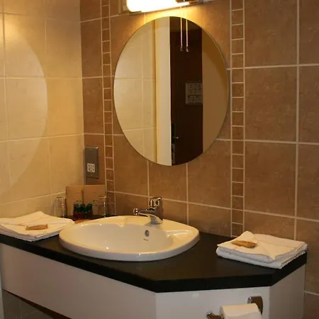 Отель Deebert House 3*