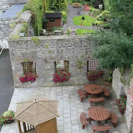 Отель Deebert House